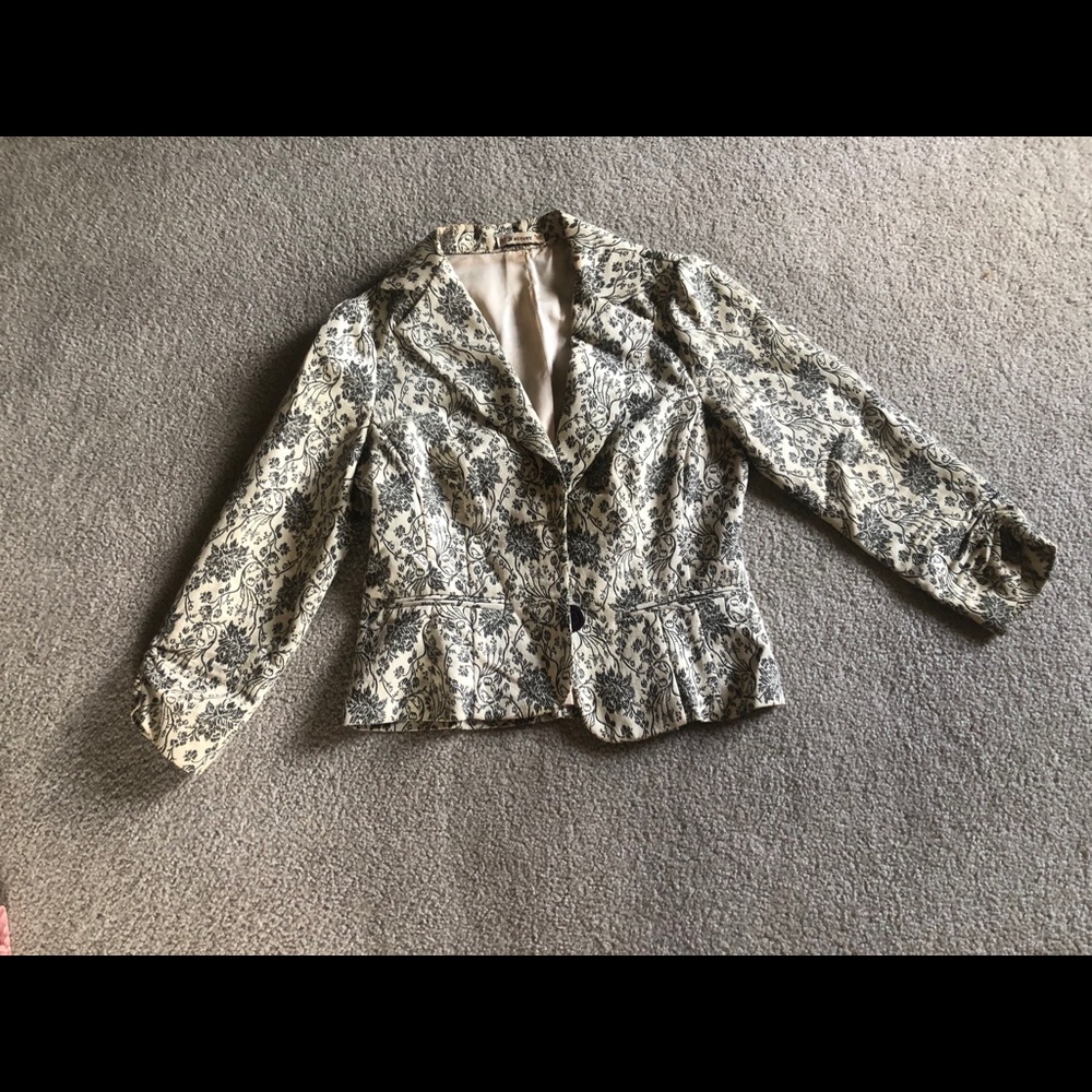 Jacket with 3/4 sleeves